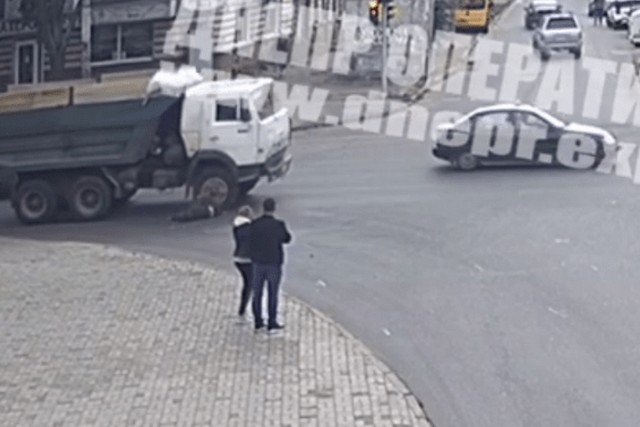 В Днепре на Нигояна грузовик переехал женщину: пострадавшей оторвало ноги