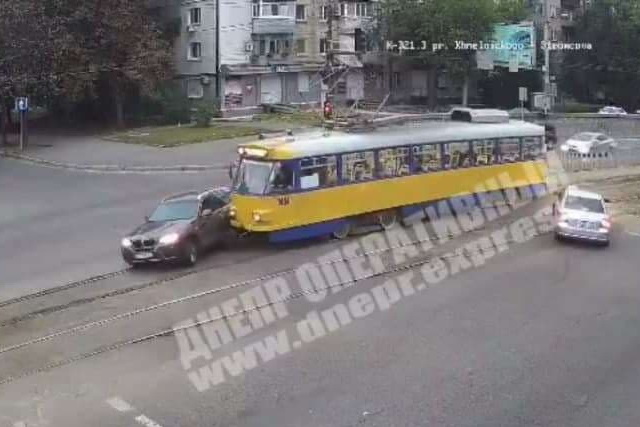 В Днепре на Богдана Хмельницкого BMW врезался в трамвай: видео момента ДТП