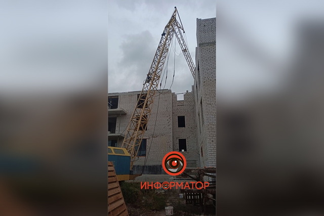 В Днепре на Мандрыковской упала стрела строительного крана: на рабочего вылился бетон