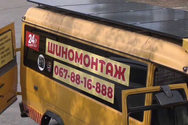 Работает даже без света: в Днепре мобильный шиномонтаж установил солнечные панели