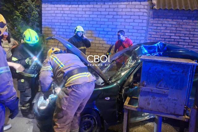 В Кривом Роге Lanos выехал с дороги в бетонный столб: водитель госпитализирован