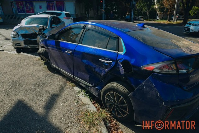 В Днепре на проспекте Поля столкнулись Chevrolet и Hyundai: есть пострадавшие