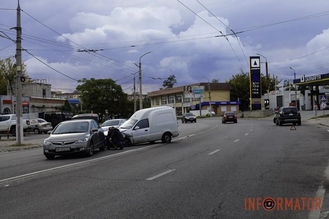 В Днепре на Калиновой столкнулись три автомобиля