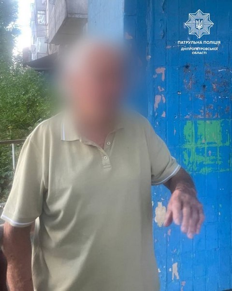 В Днепре патрульные помогли вернуться домой пожилым людям, которые заблудились