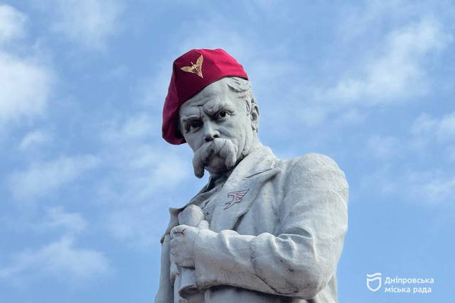 Самый большой маруновый берет для Шевченко и тысячи «Тарелок счастья»: как Днепр отмечает День города