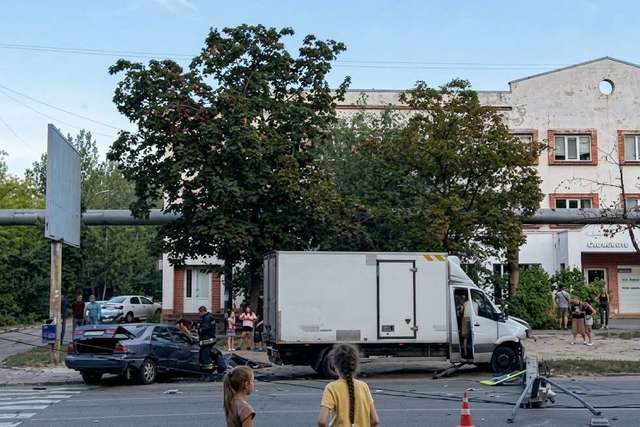 В Днепре грузовик после столкновения снес столб: момент ДТП попал на видео