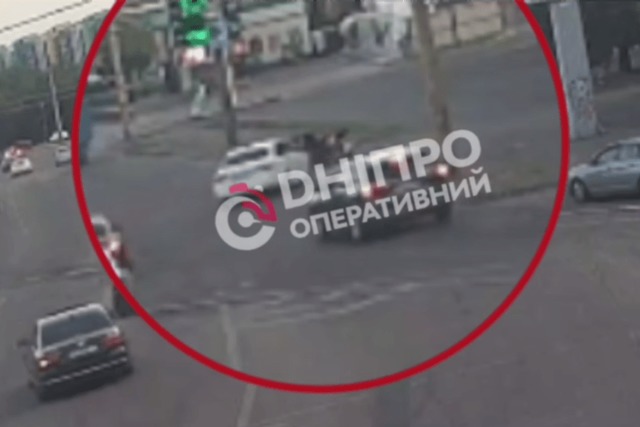 В Днепре на Запорожском шоссе легковушка сбила мотоциклиста и протащила его до обочины