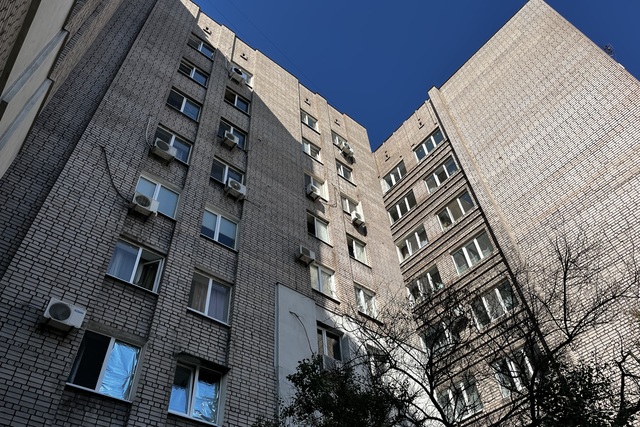 Окна, крыша, стены и новая электросеть. В Днепре восстановили общежитие после ракетного удара в 2025 году