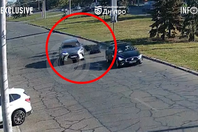 Видео момента аварии: в Днепре на Набережной Победы возле Neftek столкнулись мотоциклист на Honda и Infiniti