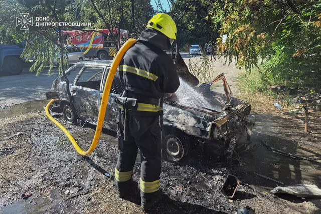 У Дніпрі вогнеборці ліквідували займання легкового автомобіля на проспекті Дмитра Яворницького