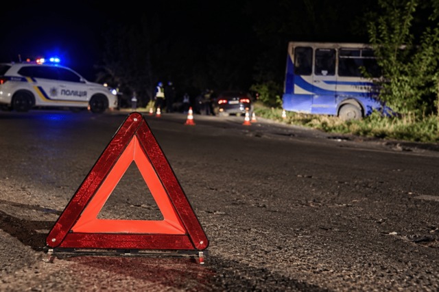 Автомобіль влетів в автобус: у Дніпрі ввечері сталася ДТП з постраждалими