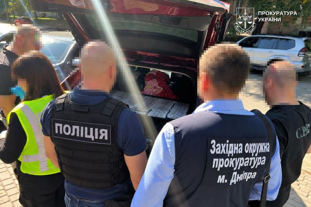 Бронювання для виїзду за кордон: у Дніпрі затримано чоловіка, який за 8,5 тис. доларів обіцяв військовозобов’язаному фіктивне працевлаштування