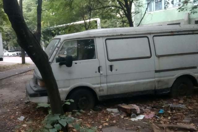 У Дніпрі з’явилось нове велике кладовище розбитих та покинутих машин
