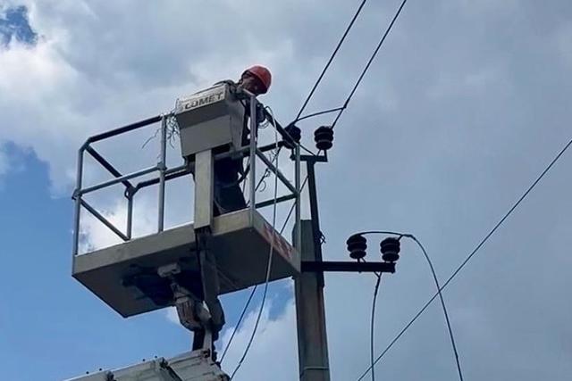 Энергетики ДТЭК Днепровские электросети устраняют последствия непогоды: со светом уже 13 тысяч домов