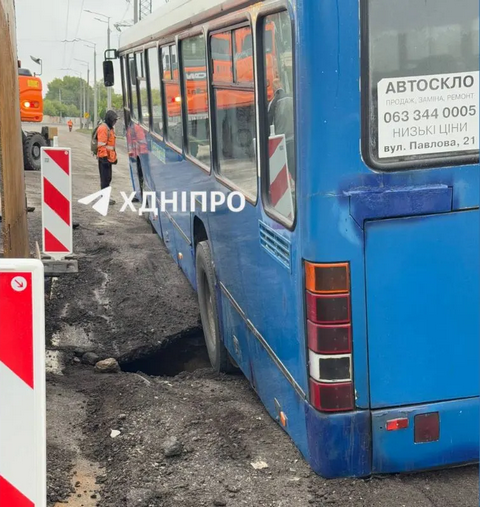 У Дніпрі на Набережній Заводській провалився асфальт: автобус №121 застряг у «пастці»
