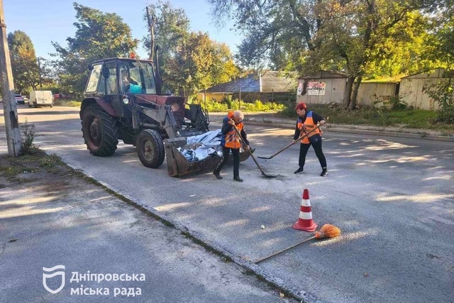 Уже полтора дня коммунальщики Днепра ликвидируют последствия непогоды