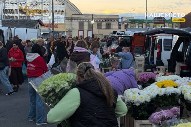 Цветочный бум в Днепре: сколько стоят букеты накануне Дня учителя 2026