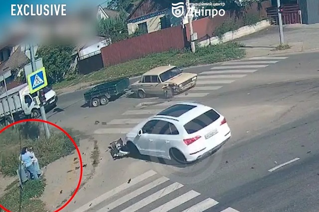 Едва не сбили женщину с ребенком на тротуаре: в Днепре на Донецком шоссе на перекрестке столкнулись три автомобиля (видео момента)