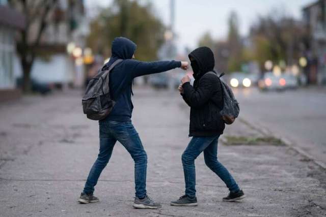 Сломал челюсть за оскорбление матери в мессенджере: на Днепропетровщине конфликт подростков дошел до суда