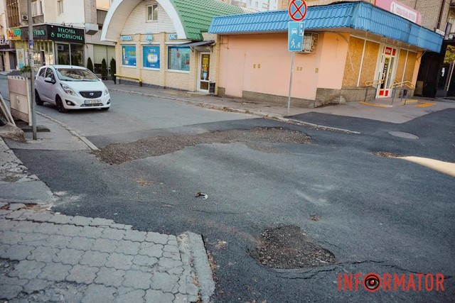 Первый дождь смыл асфальт: в Днепре на отремонтированной дороге на Рабочей образовались глубокие выбоины