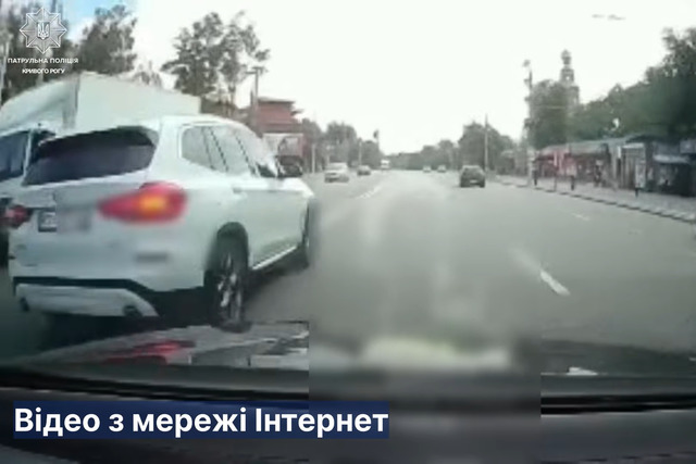 Водителька пренебрегла правилами обгона: патрульные привлекли ее к ответственности (видео момента)