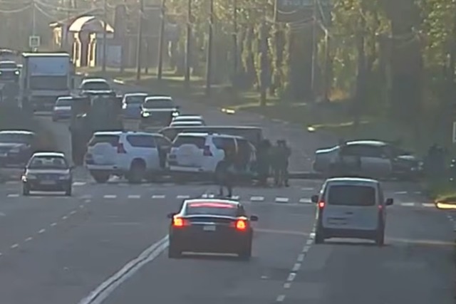 В Каменском во время спецоперации КОРД произошло ДТП: авто влетело в столб и завалило его