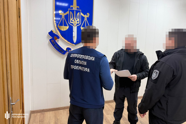 В Каменском во время конфликта полицейский наехал служебным авто на мужчину — ГБР сообщило о подозрении