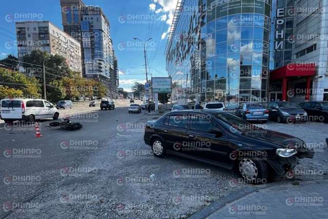 В Днепре возле ТЦ «Приозерный» столкнулись Yamaha и Opel, есть пострадавший