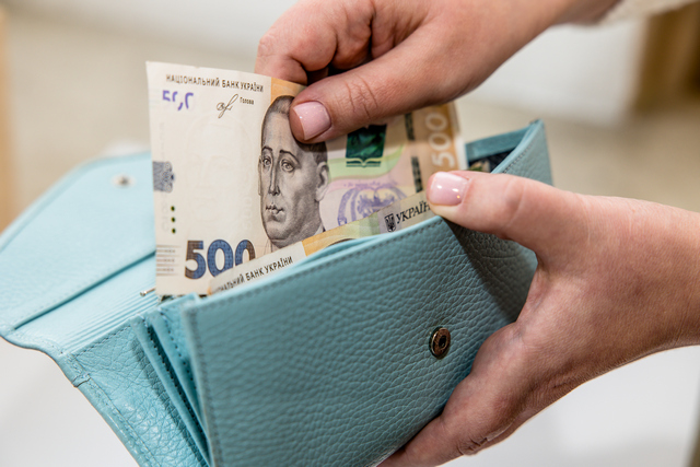Зарплаты в Украине превысили 31 тыс. грн: где платят больше всего