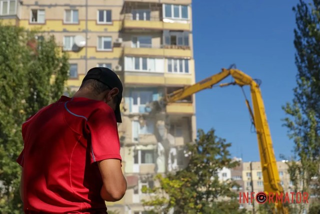 В Днепре на Набережной Победы начался демонтаж части дома, в который попал российский дрон