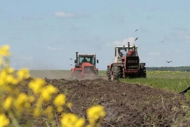 Фото: agronews.ua В Украине водителям грузовиков разрешили управлять тракторами