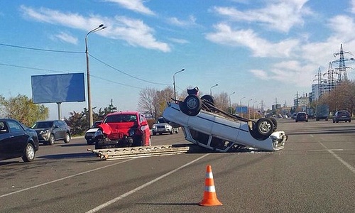 ВАЗ перевернулся. Фото сайта Наш район На Набережной перевернулась машина