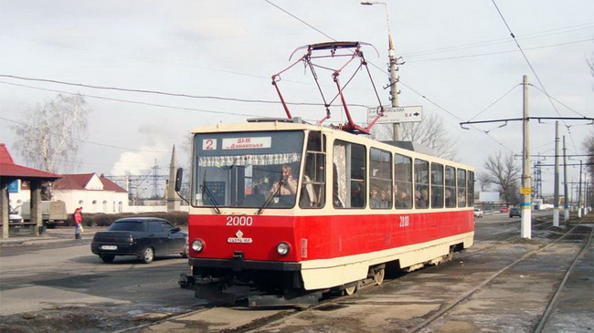 В Каменском кондукторы трамваев пожаловались народному депутату на несправедливое начисление заработной платы