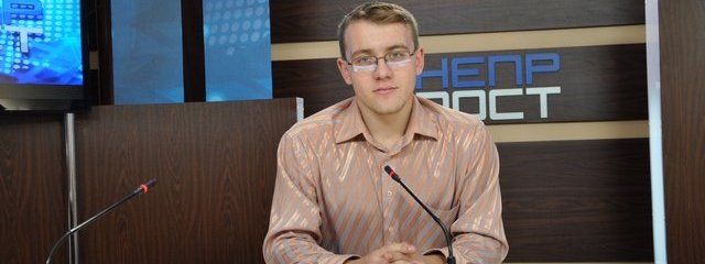 Студент-физик из Днепра пишет картины косметическими тенями