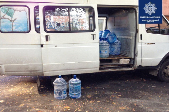 У Дніпрі затримали п'яних злодіїв, які крали балони з водою на «потребу бідних»