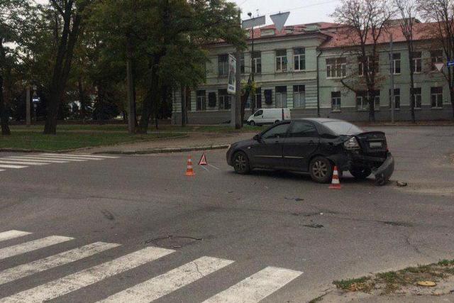 В Днепре на проспекте Пушкина столкнулись BMW X5 и Kia Cerato