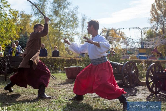 В Каменском отметили Покрову казацкими забавами