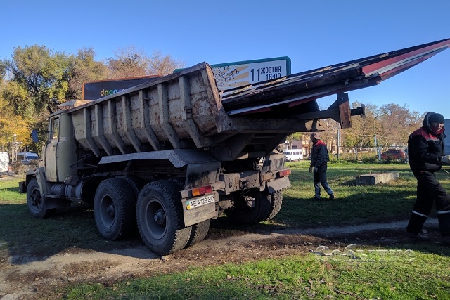В Каменском срезают билборды