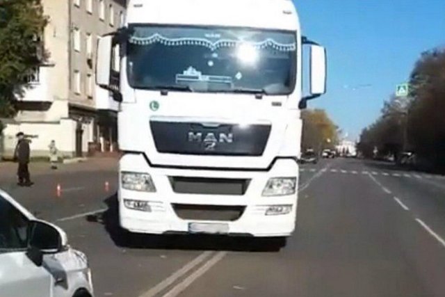 В Кривом Роге фура сбила мужчину с бутылкой водки в руках