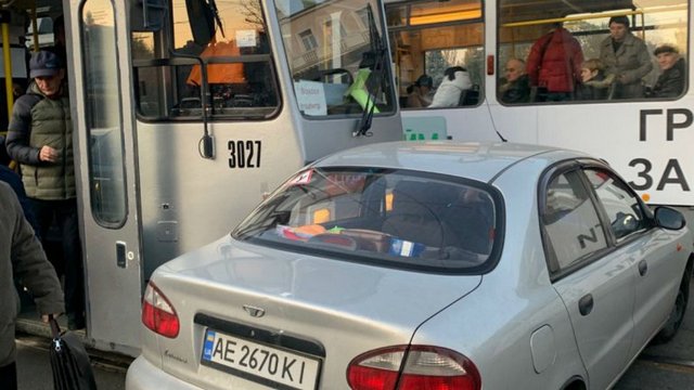 В Днепре на Яворницкого трамвай врезался в Lanos