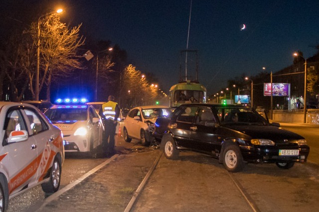 В Днепре на Богдана Хмельницкого Lada столкнулась с Ford и вылетела на трамвайные пути