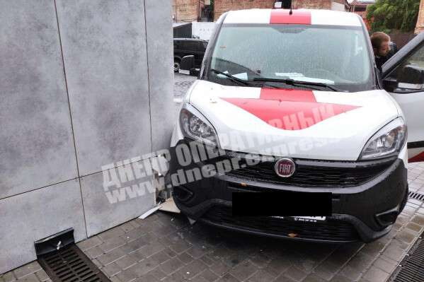 В Днепре на Баррикадной автомобиль «Новой Почты» врезался в стену