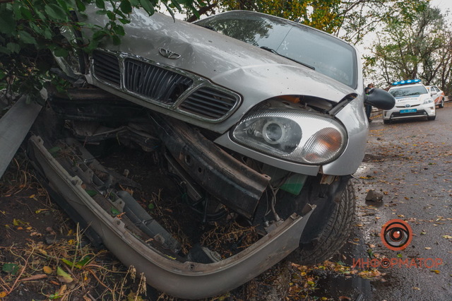 В Днепре на Гаванской Daewoo влетел в отбойник