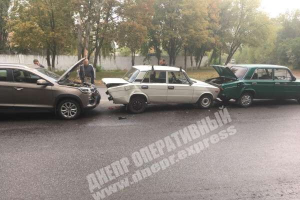 В Днепре на проспекте Богдана Хмельницкого произошло тройное ДТП: пострадала женщина