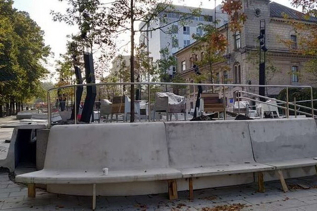 В Днепре на улицу Яворницкого завезли новую уличную мебель