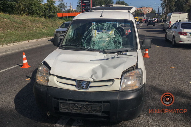 В Днепре на Космической Peugeot сбил мужчину, который перебегал дорогу