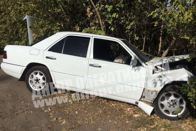 В Днепре столкнулись Toyota и Mercedes: от удара Mercedes вылетел в кювет