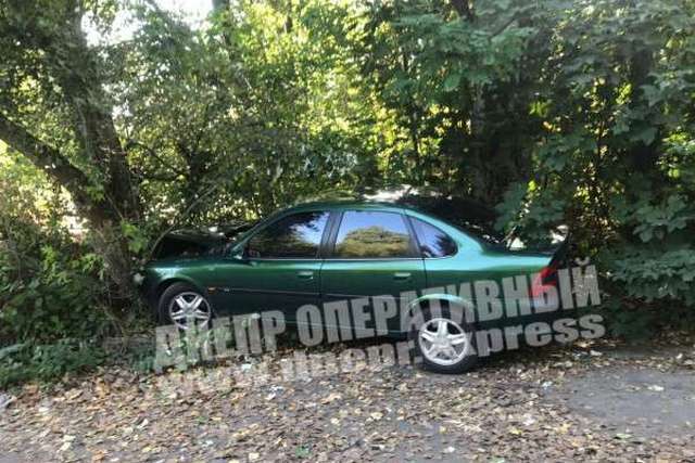 В Днепре на Макарова Opel «влетел» в дерево