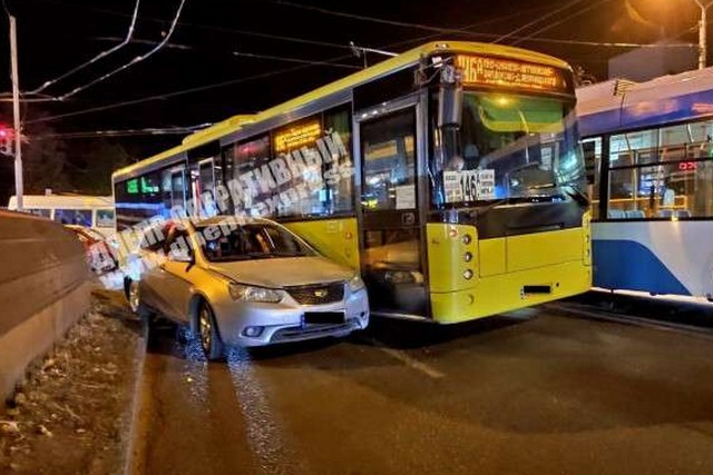В Днепре на Макарова автобус «зацепил» автомобиль Geely Emgrand