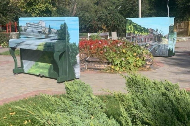 В Новокодакском парке установили два пианино под открытым небом